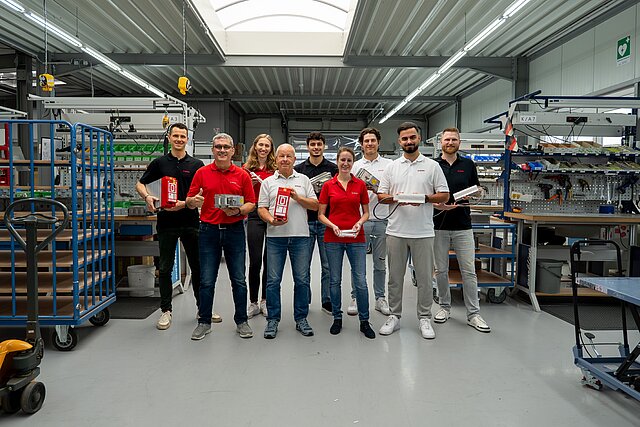 Team von Koch in der Fertigungshalle