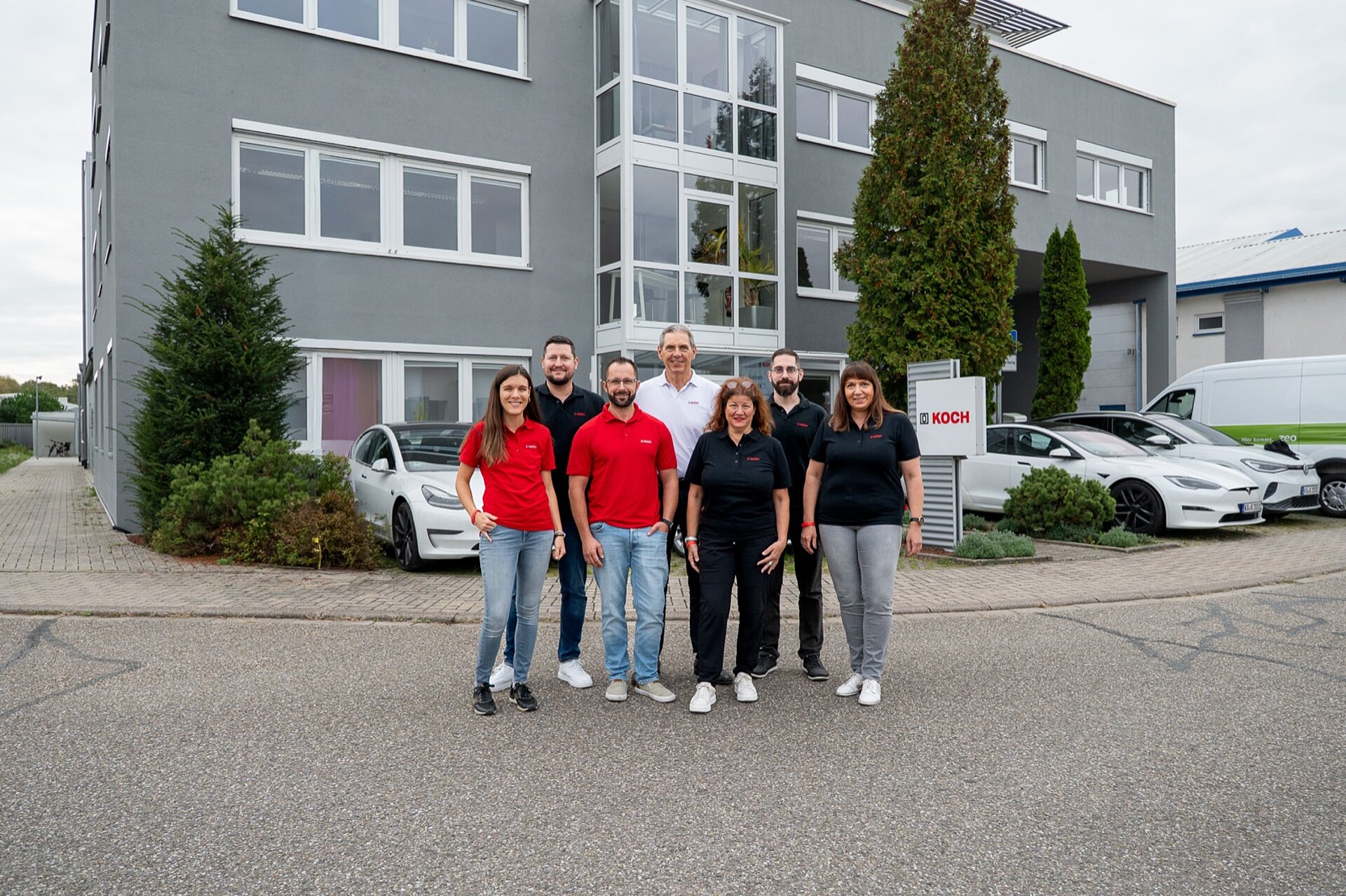 Team eines Mittelstandsbetriebs vor der Halle — Unternehmensfilm im Raum Bruchsal