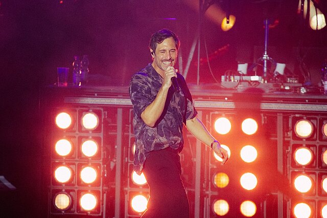 Live-Act vor Lichtwand beim Fest in Karlsruhe