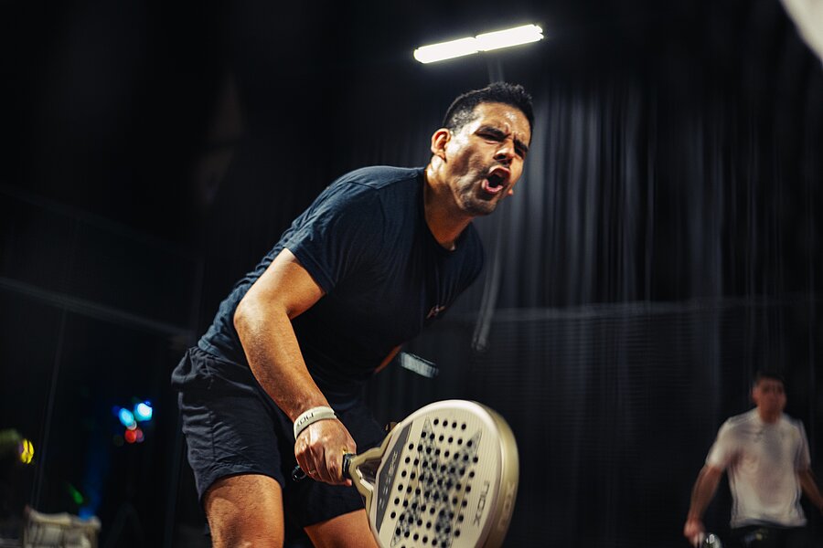 Padel-Spieler jubelt auf dem Platz im Padelhaus Bonn — emotionale Sportfotografie für eine Out-of-Home-Kampagne