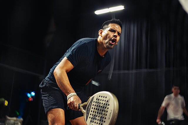 Padel-Spieler jubelt auf dem Platz im Padelhaus Bonn — emotionale Sportfotografie für eine Out-of-Home-Kampagne