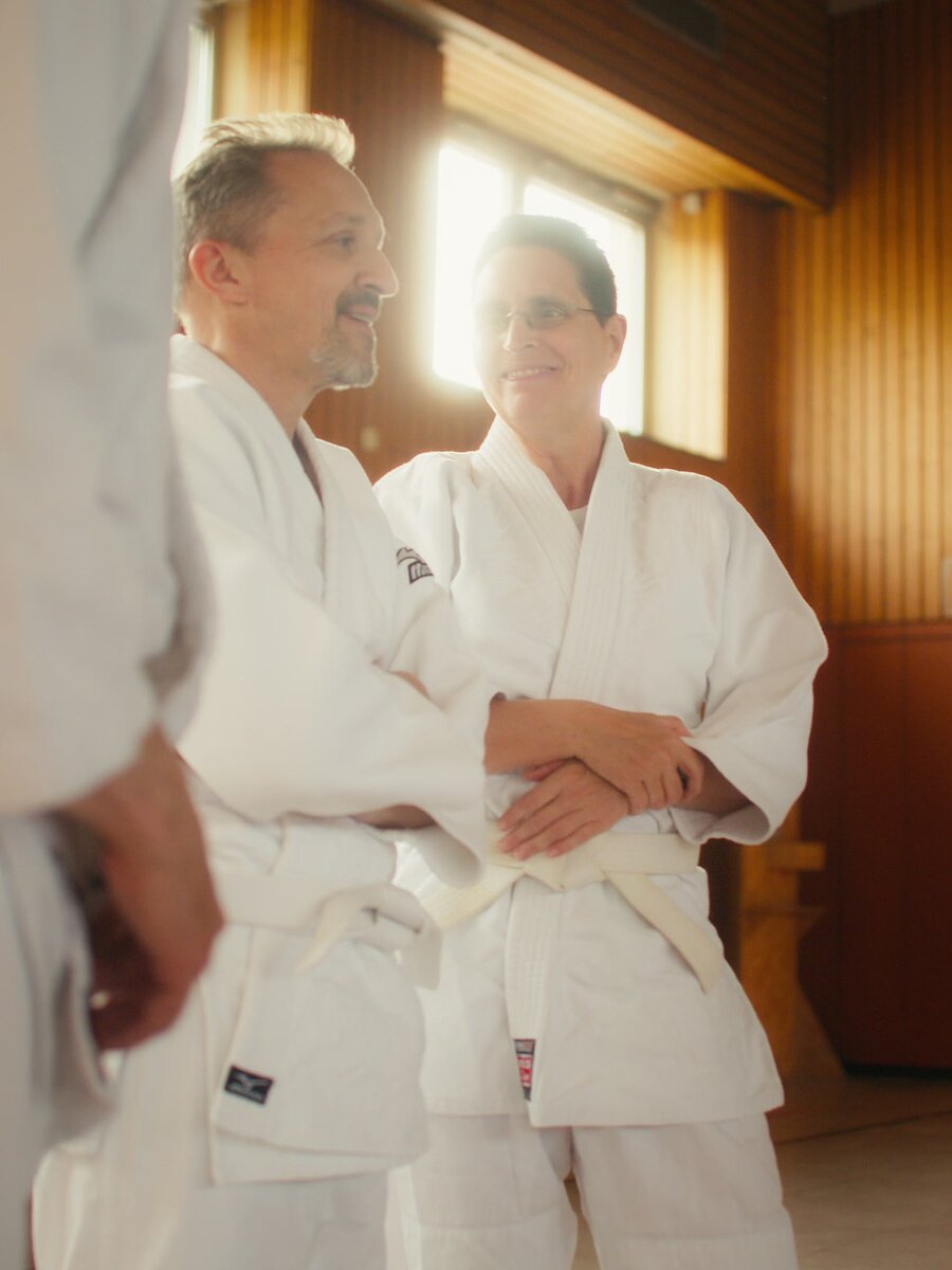 Zwei Vereinsmitglieder im Gespräch beim Aikido-Training, Szene aus dem Imagefilm