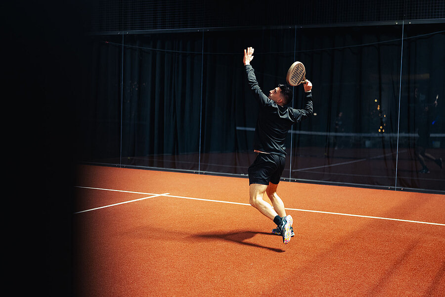 Padel-Spieler in dynamischer Spielszene — Social-Media-Content für Sport