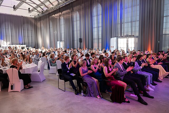 Applaus im Saal beim Abiball