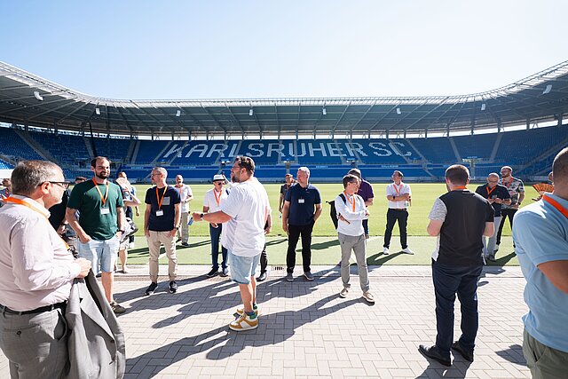 Teilnehmer des AppSphere Innovation Days am Spielfeldrand im BBBank Wildpark Karlsruhe
