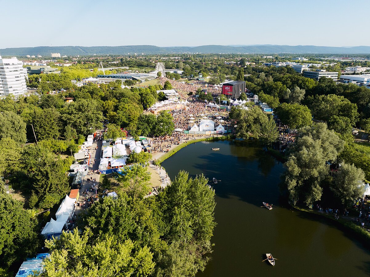 Luftaufnahme von Das Fest in Karlsruhe: dichte Menschenmenge vor der Hauptbühne