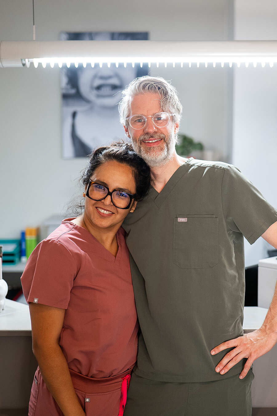 Dr. Thomas Klossok mit Teammitglied in der Praxis — Portrait aus dem neuen Bildmaterial