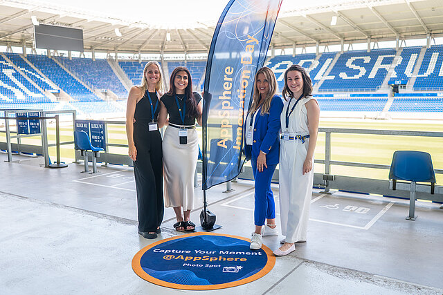 Gäste am AppSphere Fotospot mit Blick ins Stadion