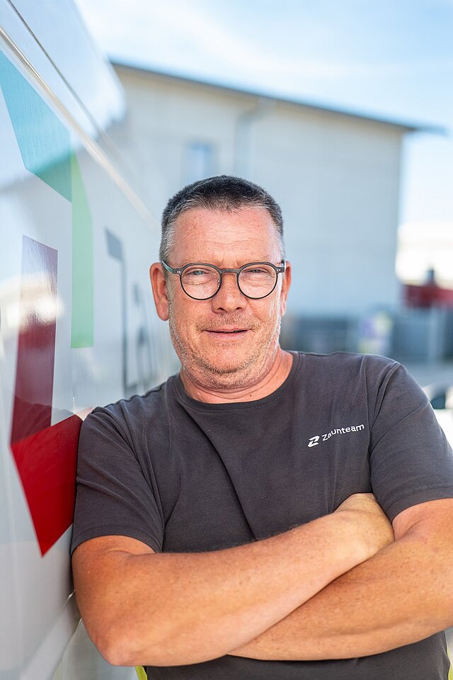 Mitarbeiter von Zaunteam Schwaben Nord am Firmenfahrzeug