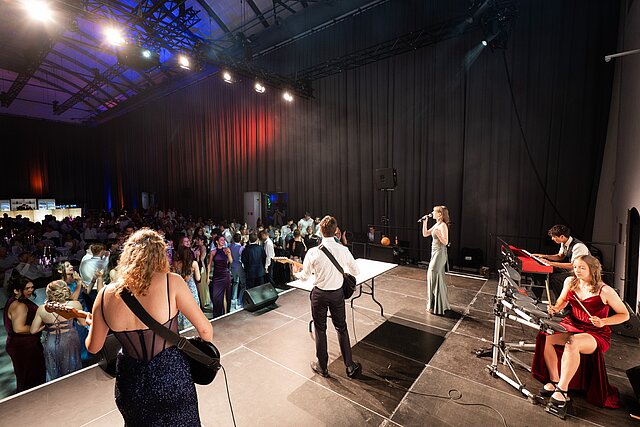 Live-Musik auf der Bühne, Blick ins Publikum