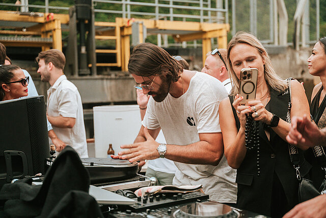 Gäste feiern bei einer Firmen-Sommerparty — Eventfilm für Firmenevents