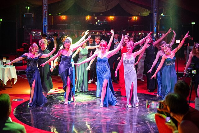 Galashow mit Tänzerinnen auf einem Abiball