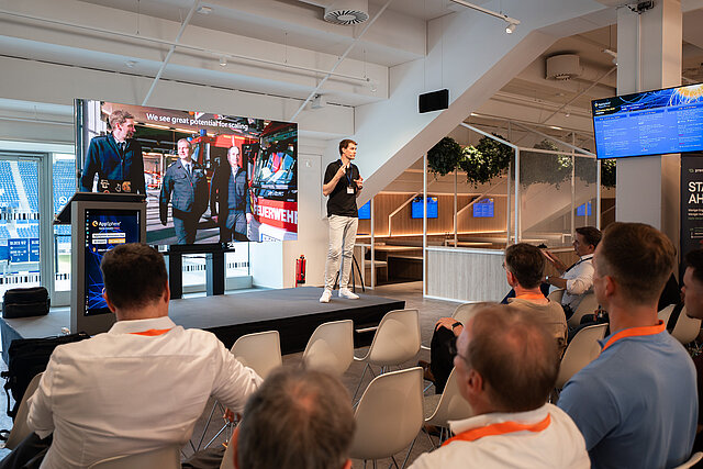 Vortragender auf der Bühne des AppSphere Innovation Days im BBBank Wildpark mit Publikum