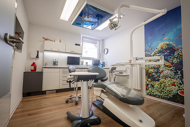 Behandlungszimmer einer Zahnarztpraxis mit Korallenriff-Wandbild