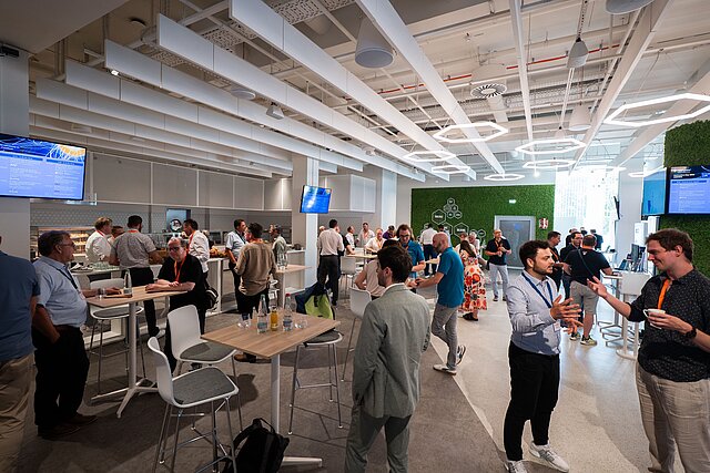 Gäste im Gespräch beim Networking im Foyer