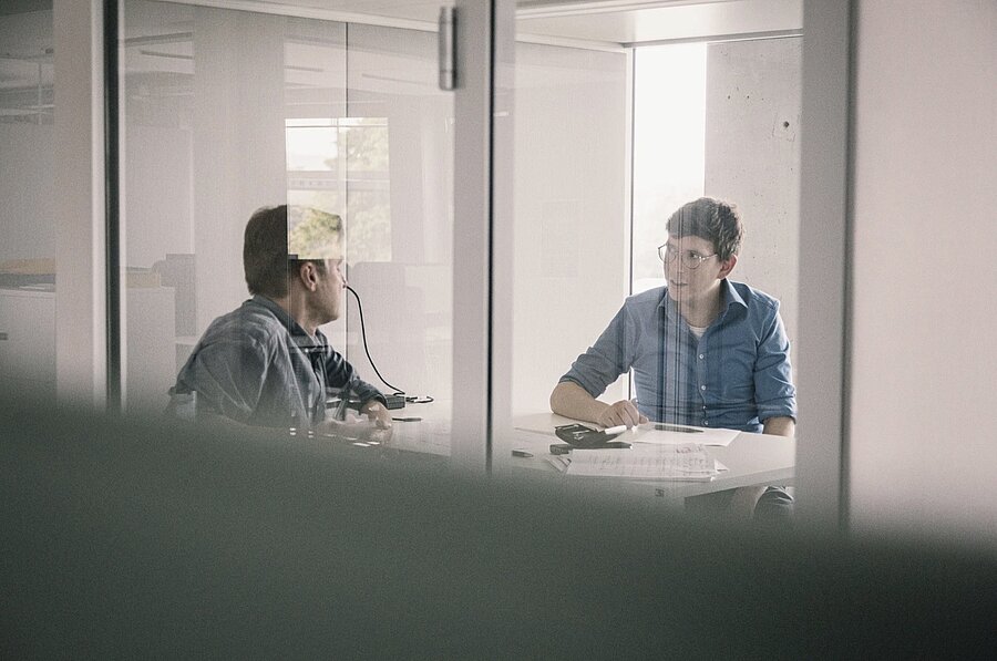 Team in der Produktion — Ingenieurarbeit sichtbar gemacht