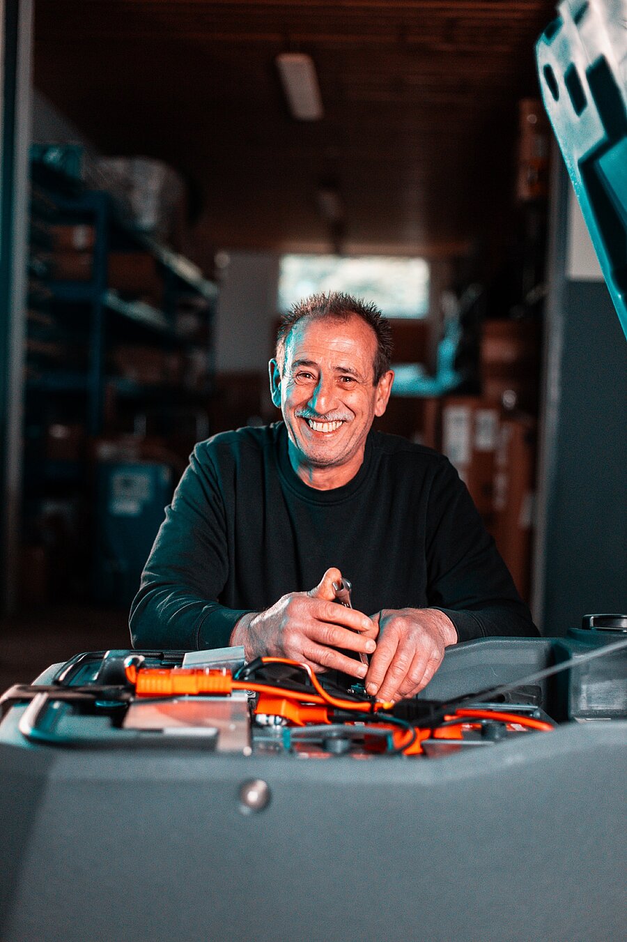 Servicetechniker von Remaconcept an einer geöffneten Reinigungsmaschine in der Werkstatt