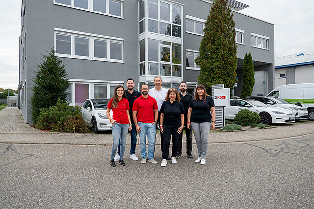 Team eines Unternehmens vor dem Firmengebäude — Business-Fotografie