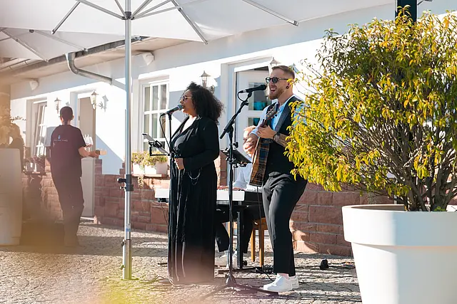 9to5 beim Akustikauftritt auf der Terrasse des Hohen Darsbergs
