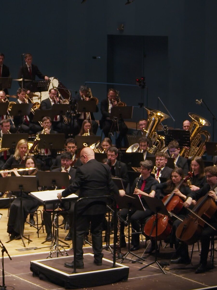 Ferrer Ferran dirigiert die Mannheimer Bläserphilharmonie beim Frühlingskonzert im Musensaal