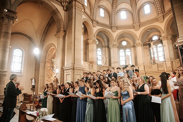 Abiturjahrgang in Abendgarderobe beim Abiball-Gottesdienst in der Kirche