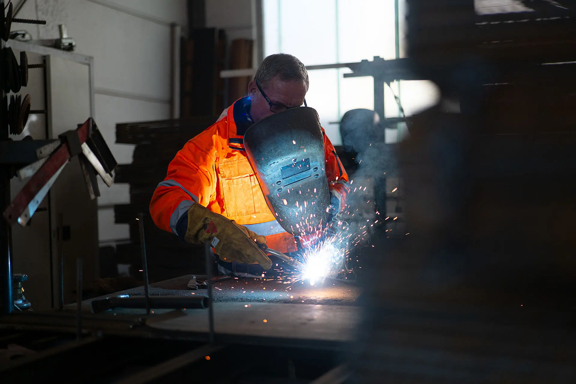 Schweißer im Metallbau bei der Arbeit