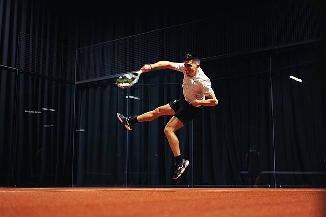Padel-Spieler im Sprung beim Schmetterball im Padelhaus Bonn — dynamische Sportfotografie