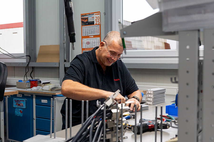 Mitarbeiter der Michael Koch GmbH bei der Montage